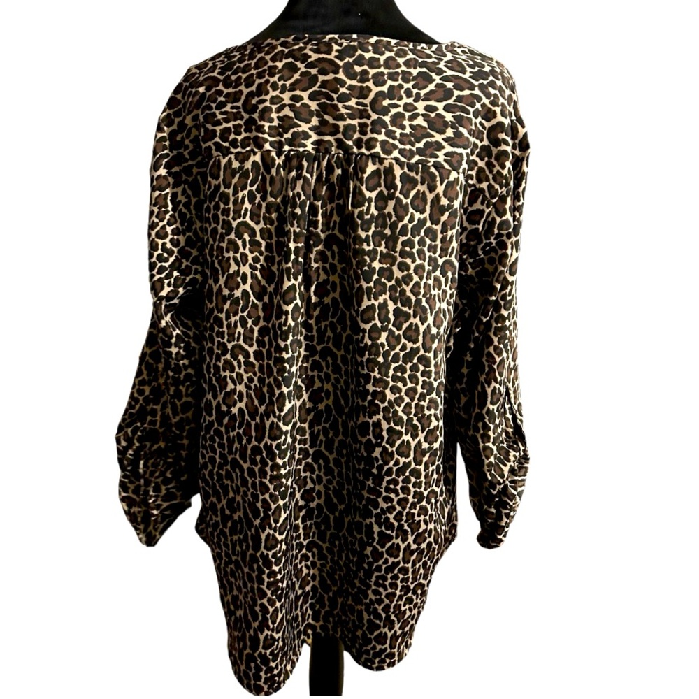 Larry Levine animal print 3/4 sleeve blouse. Gold hardware. Size 1X. - Picture 3 of 4